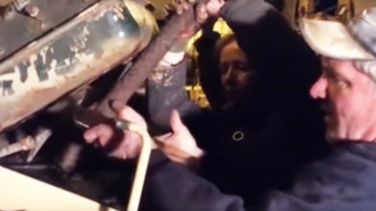 VIDEO: El momento en que un coleccionista descubre cinco lingotes de oro en un tanque soviético