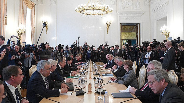 Lavrov ante Tillerson: "El ataque ilegal de EE.UU. en Siria es muy preocupante"