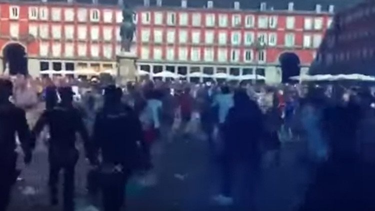 "Españoles bastardos, Gibraltar es nuestro": Ultras del Leicester atacan a la Policía en Madrid 