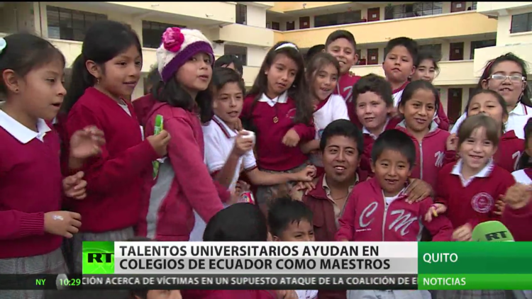 Talentos universitarios ayudan en colegios de Ecuador como maestros