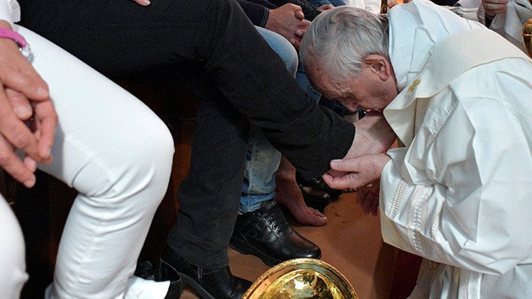 El papa Francisco visita una prisión en Italia y lava los pies de varios exmiembros de la mafia