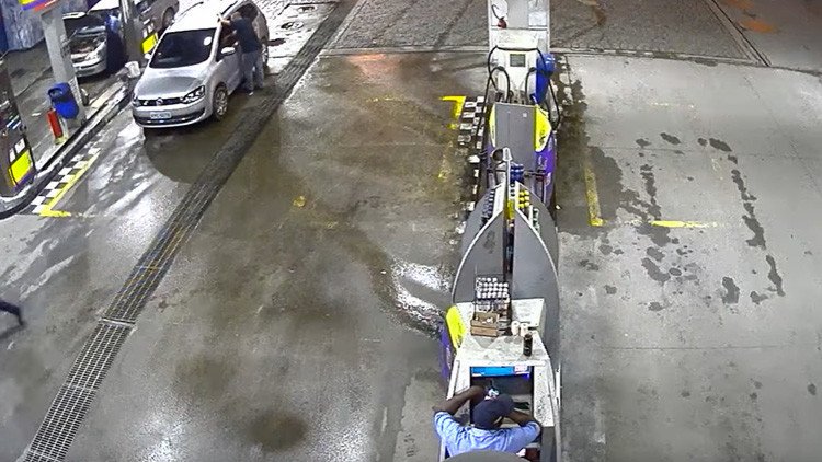 Un coche explota en una gasolinera en Brasil, matando a una mujer (VIDEO FUERTE 18+)