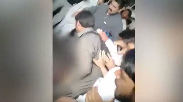 FUERTES IMÁGENES: Una turba lincha hasta la muerte a un estudiante en Pakistán acusado de blasfemia
