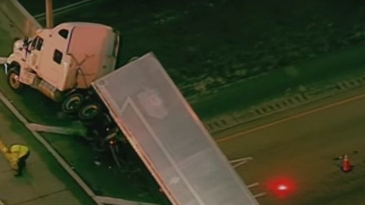 Video: Muere al caer al vacío el conductor de un remolque que asistía a un camión volcado en EE.UU.
