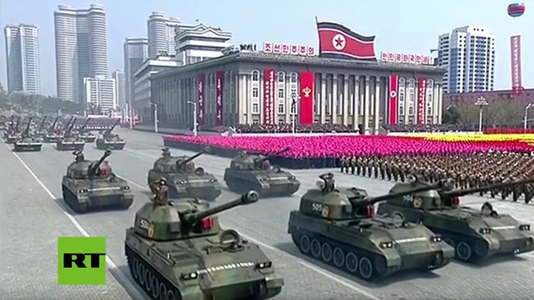 Un general norcoreano supuestamente despedido aparece junto a Kim Jong-un en desfile militar (VIDEO)