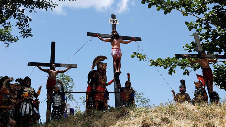 Los filipinos se crucifican en una polémica reconstrucción del Viernes Santo (FUERTE VIDEO)
