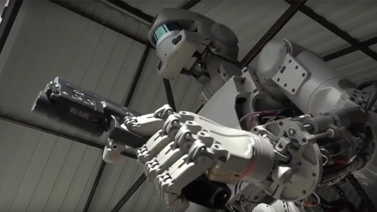 "No es 'Terminator'": un androide ruso aprende a disparar (FOTOS, VIDEOS)