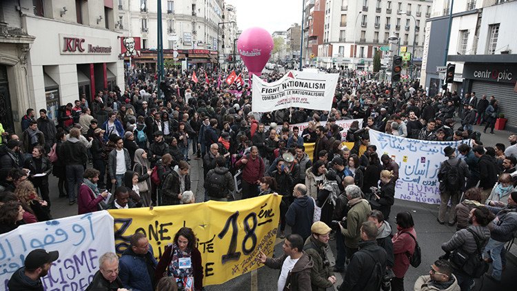 Bombas de humo y petardos en protestas contra Le Pen en París (VIDEO)