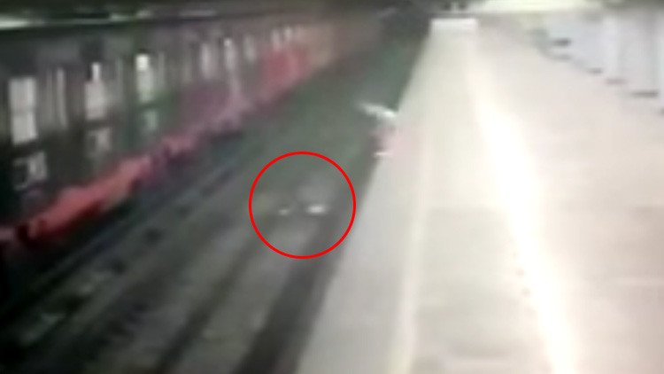 Una mujer lanza a su hijo a las vías de tren y luego se lanza ella (VIDEO)