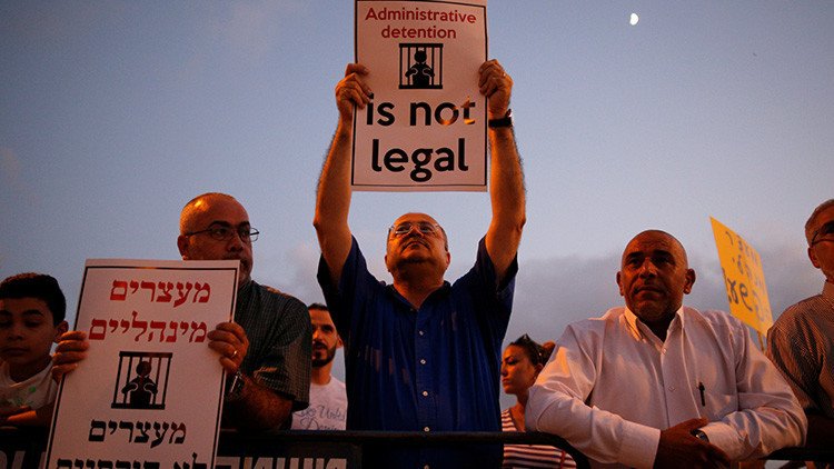 Cientos de palestinos presos en Israel se declaran en huelga de hambre indefinida 