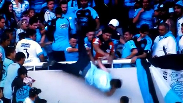 Argentina: Un hincha sufre muerte cerebral tras ser arrojado desde la tribuna de un estadio (VIDEO)