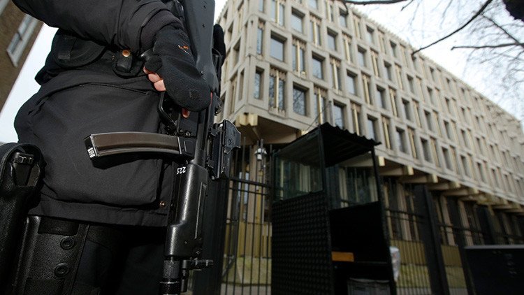 Un bebé 'terrorista' de tres meses, citado por la Embajada de EE.UU. en Londres