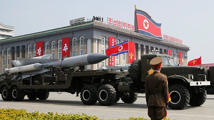 Los nuevos misiles exhibidos por Corea del Norte en el desfile eran... ¿falsos?