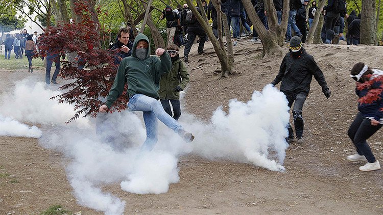 Policía reprime con gas lacrimógeno a manifestantes contra Le Pen