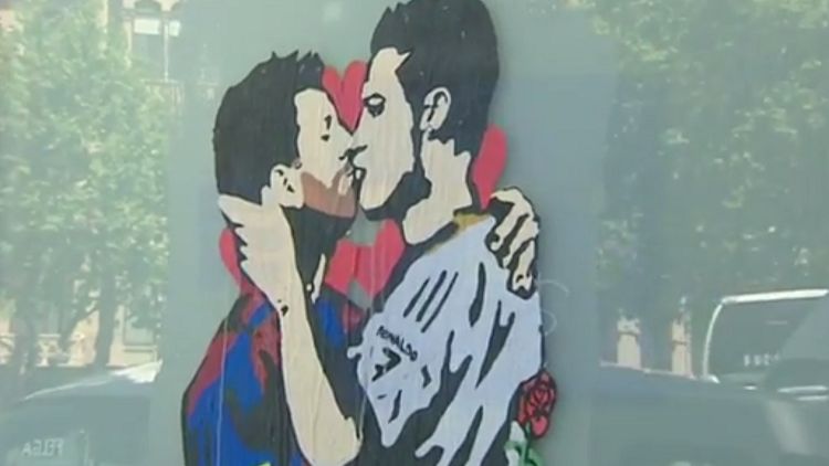 El beso entre Messi y Cristiano Ronaldo que desconcierta a los barceloneses (VIDEO)