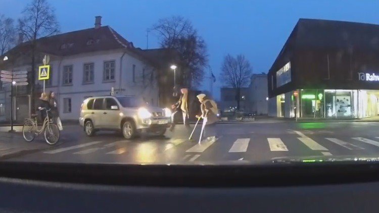 Intenta ayudar a una anciana a cruzar la calle, pero algo le sale mal