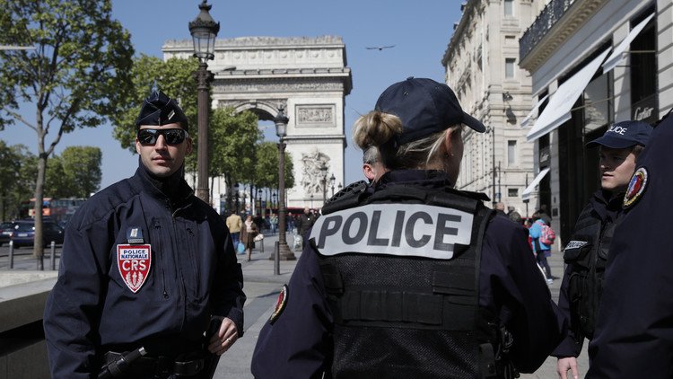 Hallan una nota de apoyo al Estado Islámico cerca del cuerpo del atacante de París