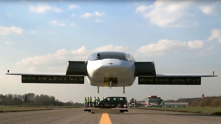 Video: Las espectaculares pruebas del primer 'coche volador'  