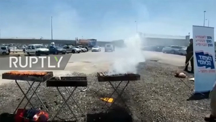 Israelíes preparan una barbacoa fuera de una prisión donde palestinos hacen huelga de hambre (video)