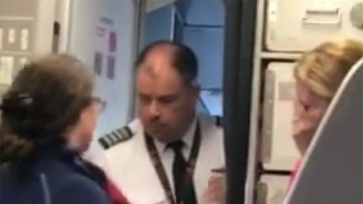 VIDEO: Una disputa entre un empleado de American Airlines y una pasajera casi termina mal