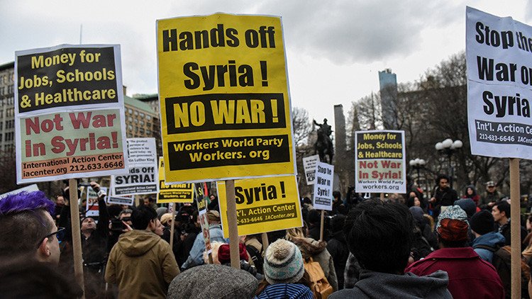 "Publican todas las noticias falsas": Protestas en EE.UU. contra las mentiras sobre Rusia y Siria
