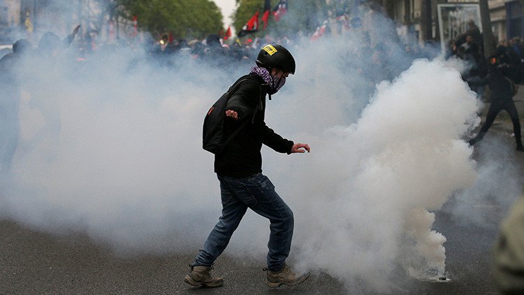 VIDEOS, FOTOS: La Policía emplea gas lacrimógeno contra manifestantes en París