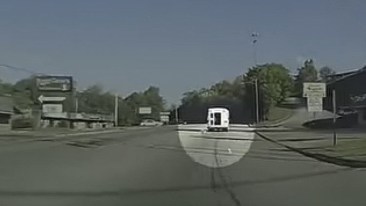 Una niña cae sobre una concurrida carretera desde la parte trasera de una furgoneta (FUERTE VIDEO)