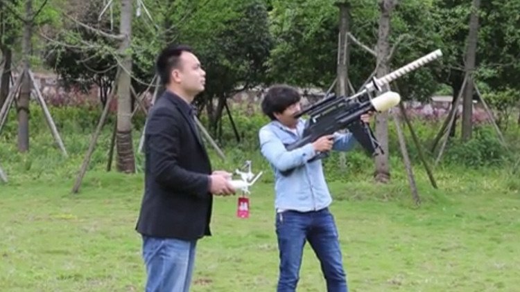 Video: Presentan en China un rifle electrónico para cazar drones