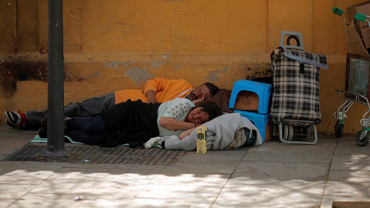 Un ayuntamiento español denuncia a personas sin techo por comer en la calle o dormir entre cartones