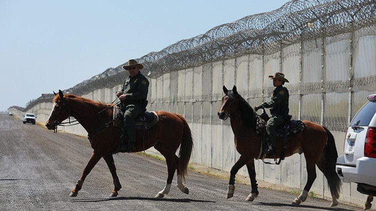 Trump: "El muro fronterizo con México protegerá a los jóvenes de EE.UU. del veneno de la droga"