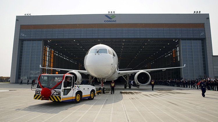 El primer avión de pasajeros chino realiza su última prueba y espera su primer vuelo (Video)