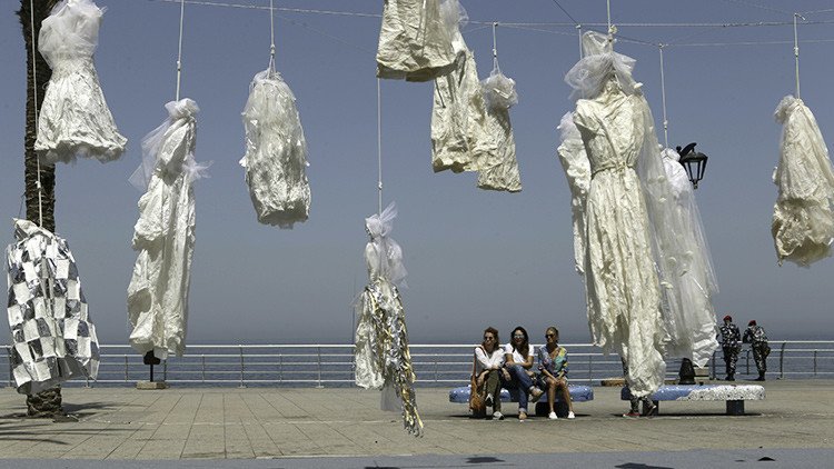 Cuelgan vestidos de boda en el paseo marítimo de Beirut en protesta contra del abuso sexual