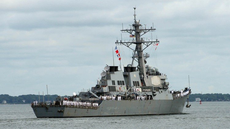 Un destructor de EE.UU. se acerca peligrosamente a un barco de guerra iraní en el golfo Pérsico
