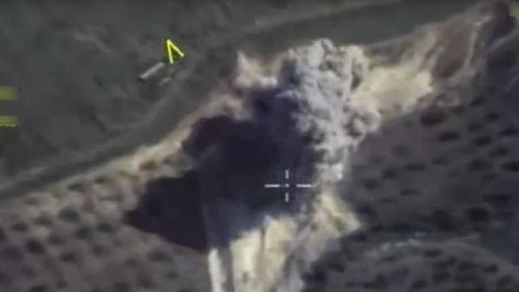 Video: Un misil guiado ruso 'entierra' a varios terroristas en una montaña