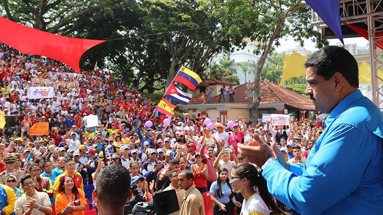 Mujeres venezolanas marchan en apoyo a la paz y a Nicolás Maduro