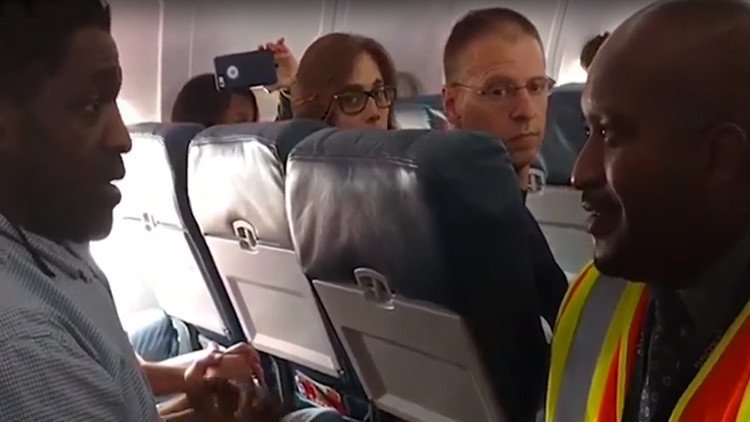 EE.UU.: Delta Airlines expulsa a un pasajero por ir al baño antes de despegar (VIDEO)