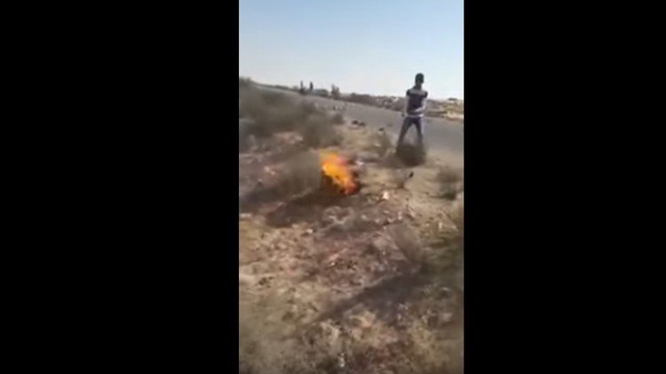 'Ojo por ojo': una tribu egipcia quema vivo a un yihadista del Estado Islámico (FUERTE VIDEO)