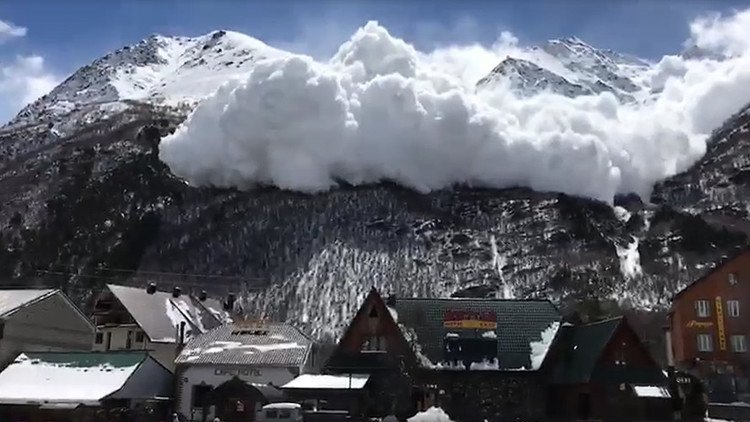 Una increíble avalancha se desata cerca de una estación de esquí en el sur de Rusia (Video)