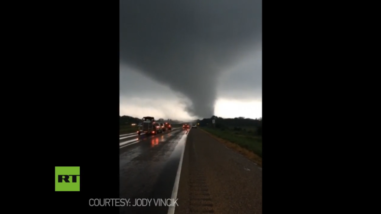 Así fue el paso del tornado que dejó al menos 5 muertos en Texas, EE.UU. 