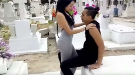 Presume de grabación de un video porno en panteón de México, la acusan y se hace viral en las redes