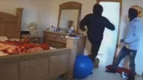 Se esconde aterrada en el baño, pero los ladrones que están en su casa la encuentran