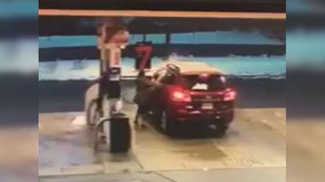'Baña' en gasolina al ladrón de su coche