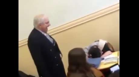 Se duerme en clase y su profesor le hace esto