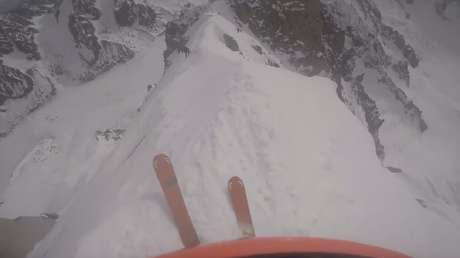 Un descenso de vértigo por una ladera imposible