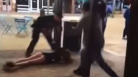Agente de policía detiene a una chica de forma 'impactante'