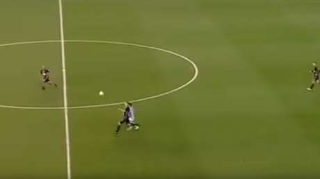 Golazo increíble: marca desde la mitad del campo 