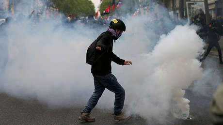 VIDEOS, FOTOS: La Policía emplea gas lacrimógeno contra manifestantes en París