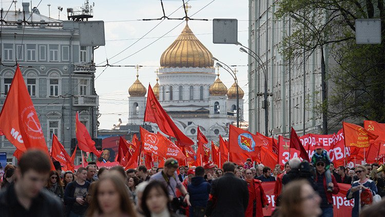 Moscú: Miles de personas marchan por la Plaza Roja con motivo del 1.º de mayo
