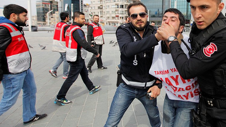 Video: La Policía turca dispersa protestas en Estambul con gases lacrimógenos
