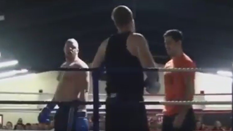 El árbitro ordena a un luchador que deje de pelear, pero no lo hace y lo paga caro